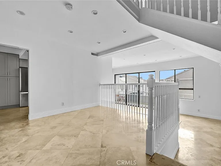 305 Columbia St — Photo 4