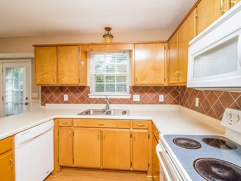 704 Parrish Point — Photo 7