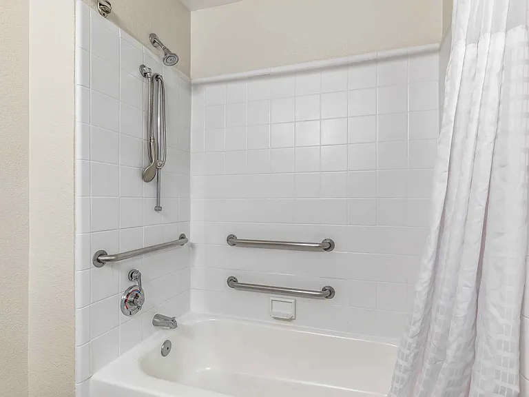 Deluxe Studio - 1 Queen Bed