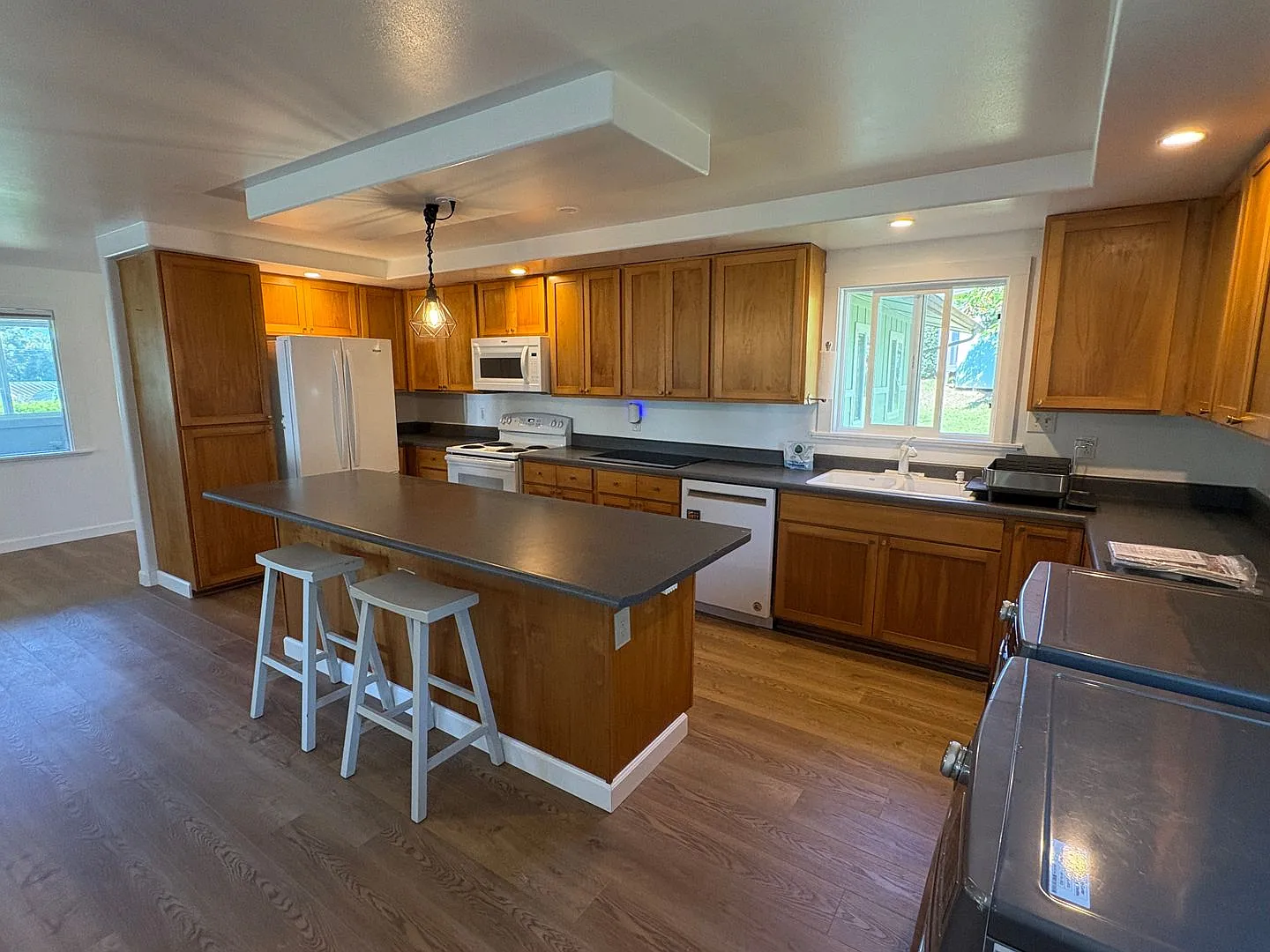 Spacious and well-kept 3 bedroom 2 bath home — Photo 4