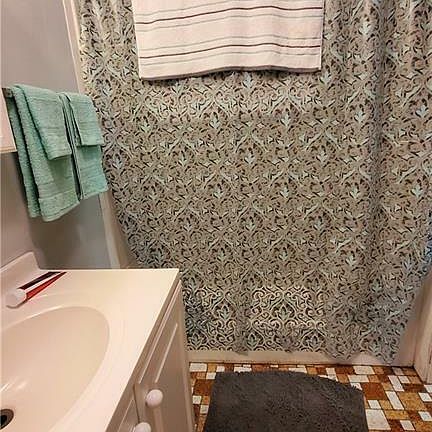 4th image of 8 Hideaway Ln
