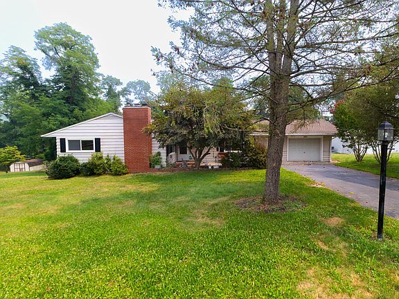 3rd image of 490 Pine Ridge Cir