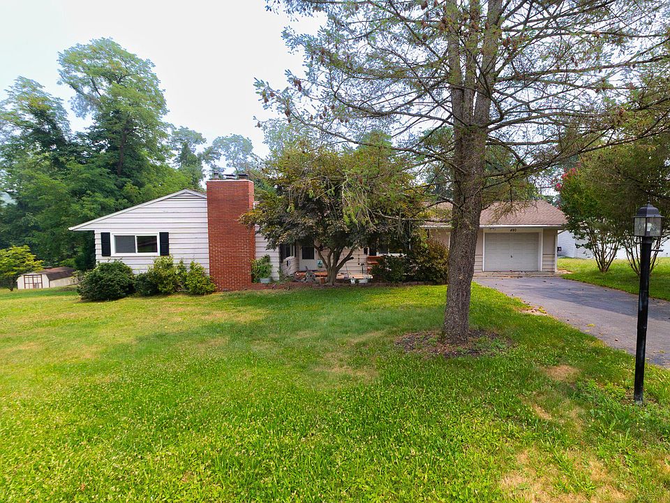 1st image of 490 Pine Ridge Cir