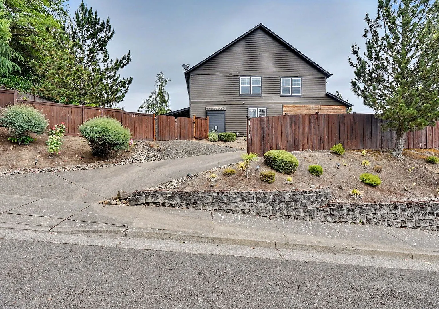 Spacious Five Bedroom Home in the Hills of West Salem — Photo 2
