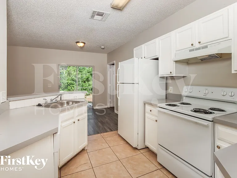1155 Schumann Dr — Photo 5