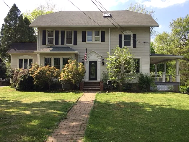 62 E Main St photo 1