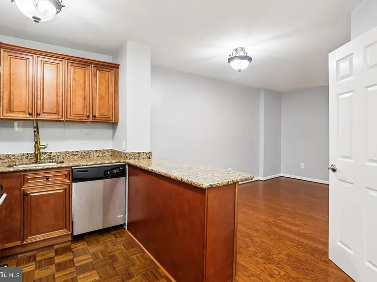 950 25th St NW #407 — Photo 9