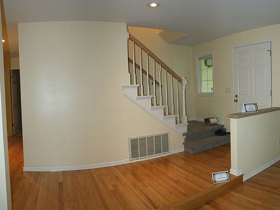 Entry way/Stairs