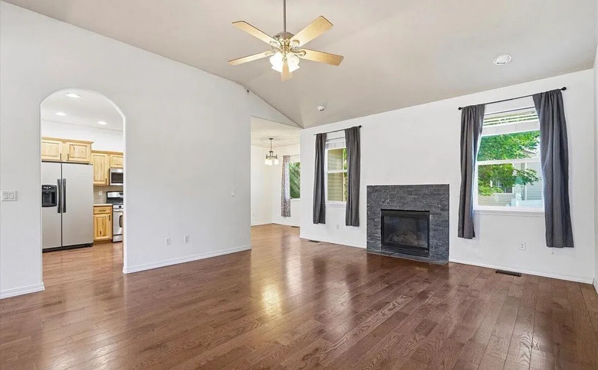 4 bed, 2240 sqft, $3,300 — Photo 2