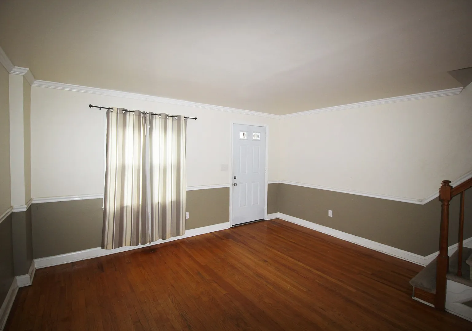 Stunning 3 Bedroom Home With A Basement In Middle River! — Photo 4