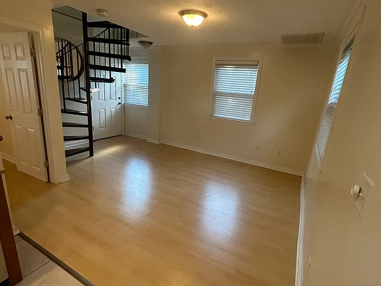 36 Hunting St #2 — Photo 11