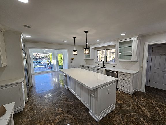 5th image of 14 Birchwood Ln