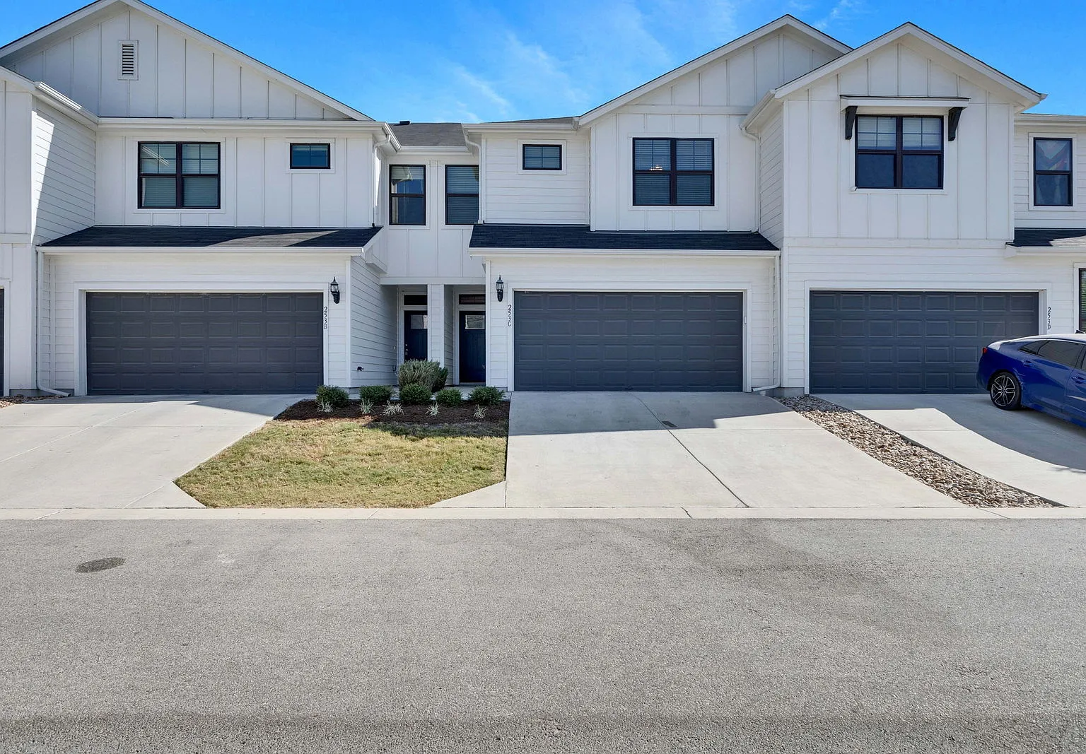 3 bed, 2.5 bath, 1729 sqft, $1,850 — Photo 2