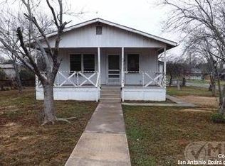 620 N 4th St, Carrizo Springs, TX 78834