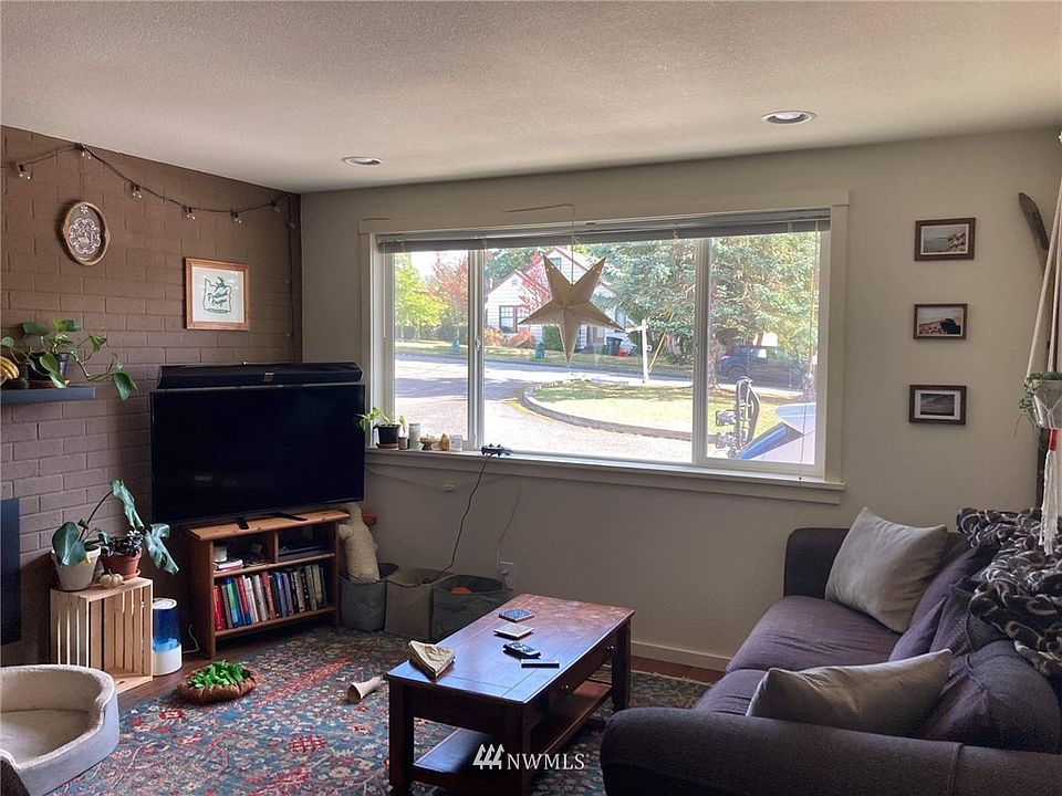 1104 main living area. (Photos taken prior to current tenants.)