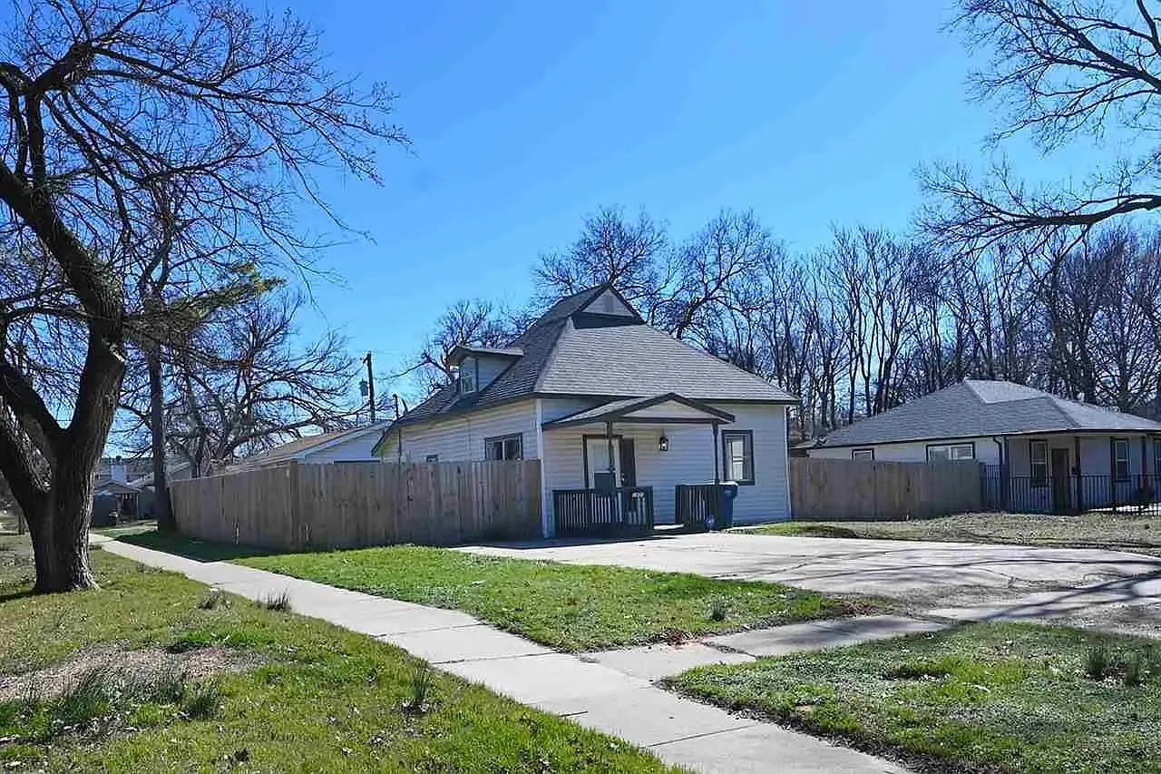 3 bed, 1348 sqft, $625 — Photo 1