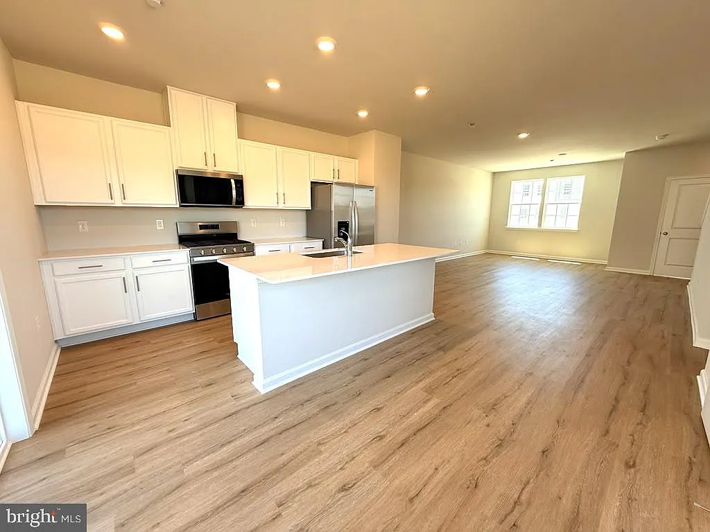 3 bed, 2.5 bath, 1962 sqft, $3,000 — Photo 2