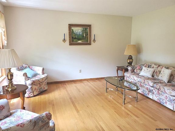 5th image of 11 Stratford Dr