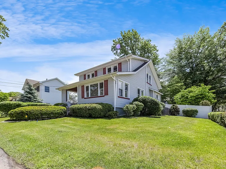 135 E Linden Ave — Photo 3