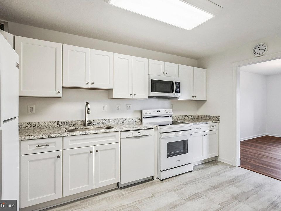 1st image of 309 Yoakum Pkwy APT 1409