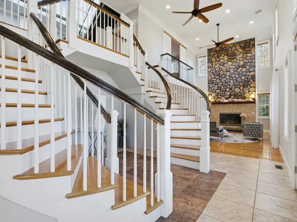 33A Newtown Rd, Hampton Bays, NY 11946