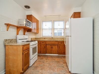 5th image of 2632 W Balmoral Ave APT 1W