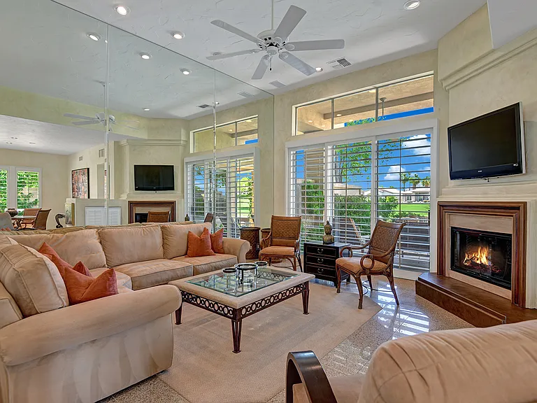 383 Desert Holly Dr — Photo 4
