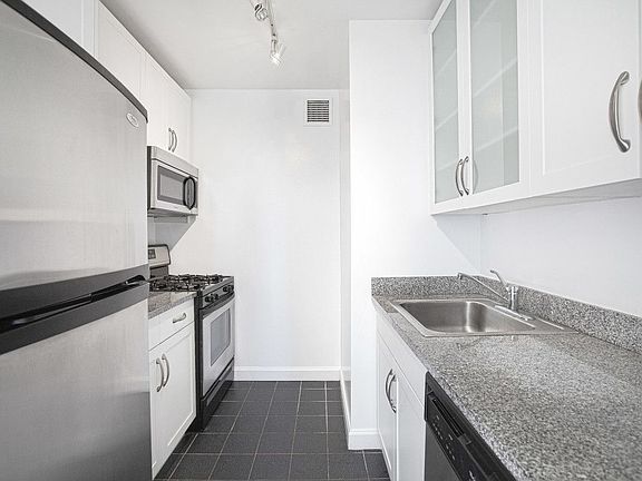 3rd image of 360 W 43rd St APT S15c