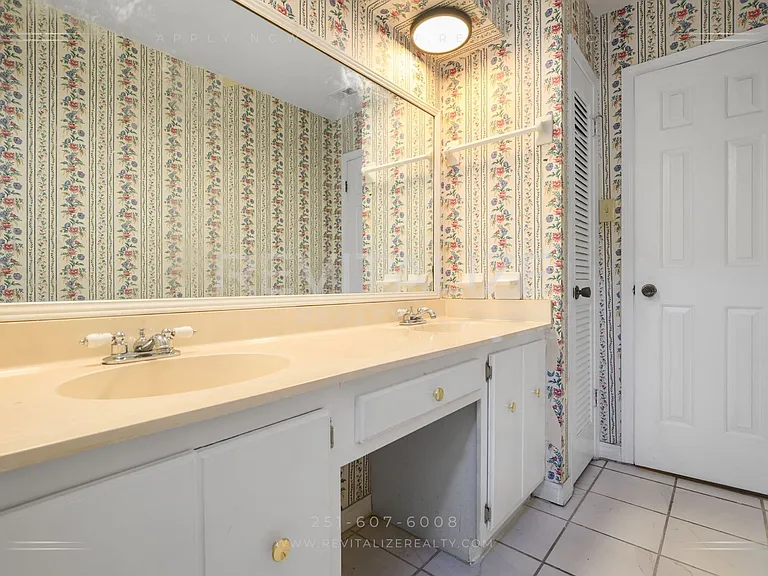 1211 Vendome Dr W — Photo 36