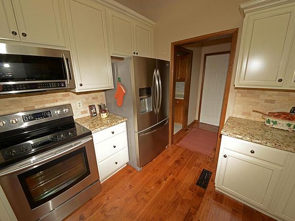 3rd image of 29 Kingsboro Ln