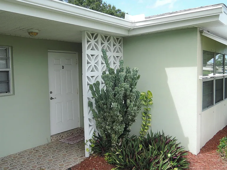 115 Lakes End Dr #D — Photo 3