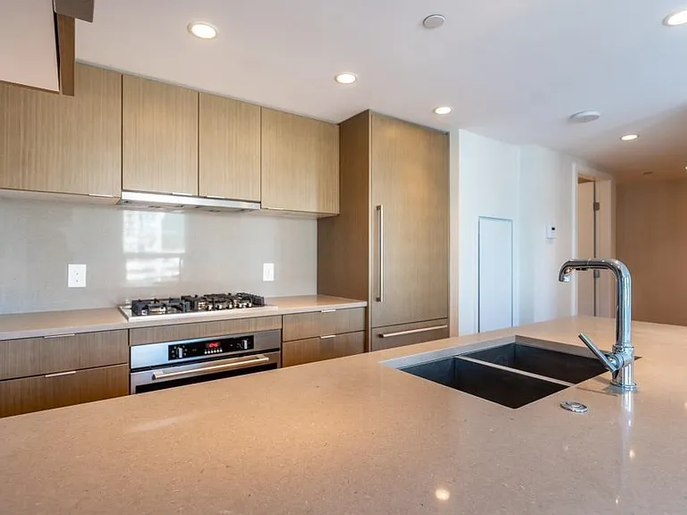 125 E 14th St #709 — Photo 4