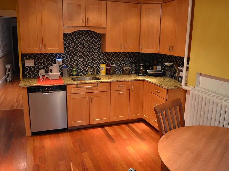 18 Warwick St #1 — Photo 3