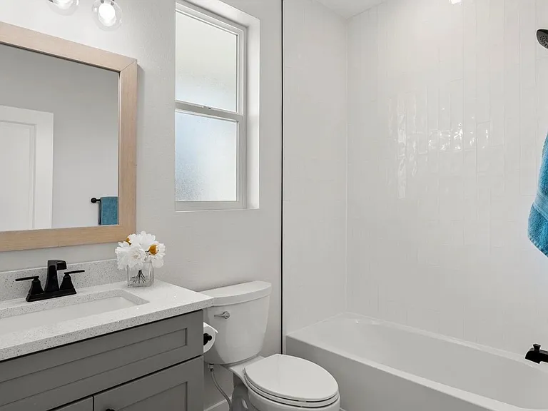 2525 W Wesley Ave — Photo 8