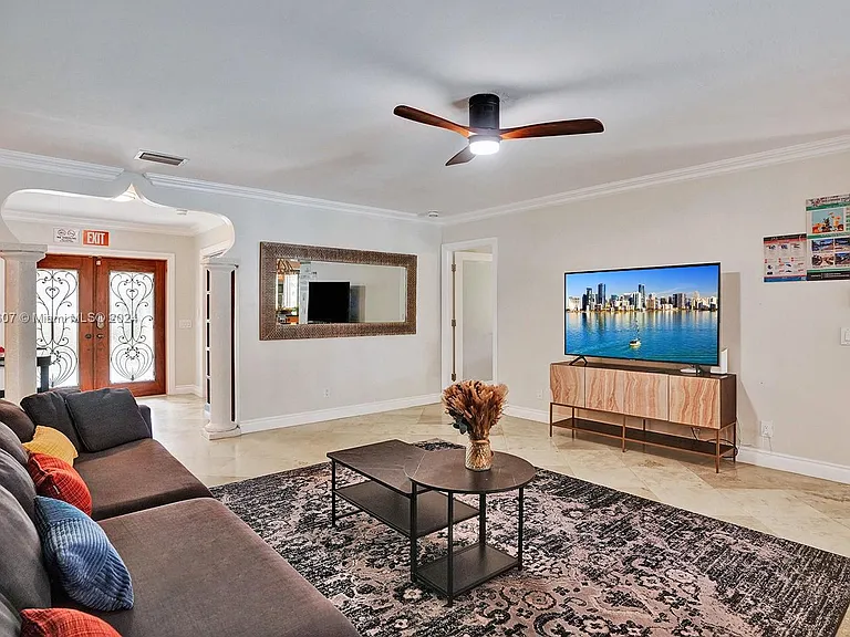 1049 N Southlake Dr — Photo 15