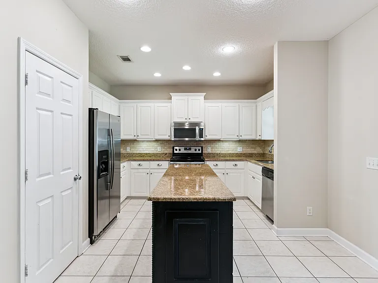 235 Wellington Pl — Photo 3