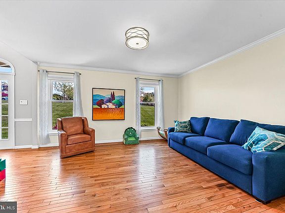 5th image of 407 Valley Dr