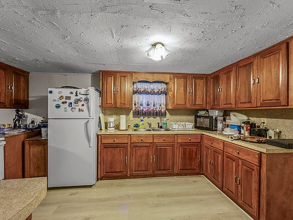 5th image of 902 Snyder Rd