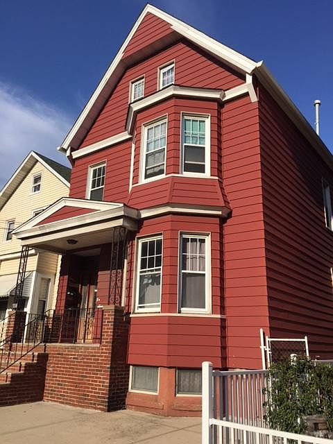 This unit has 3 bedrooms and 1 living room and a bonus study