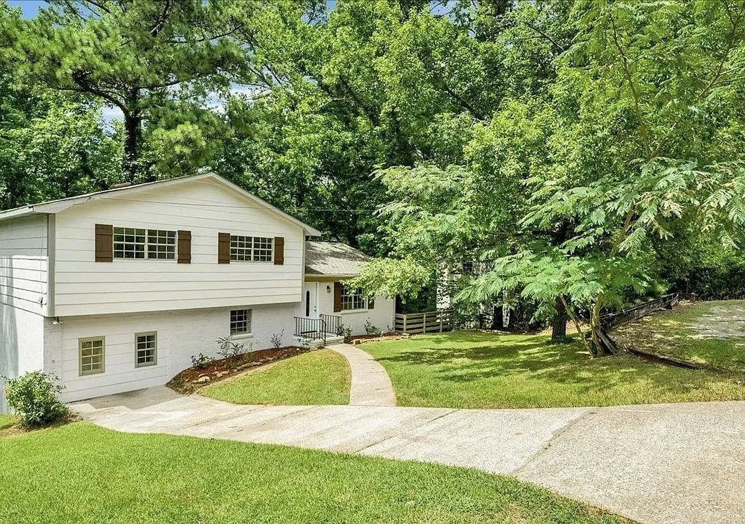 Spacious 4BR House exclusively in Irondale — Photo 2