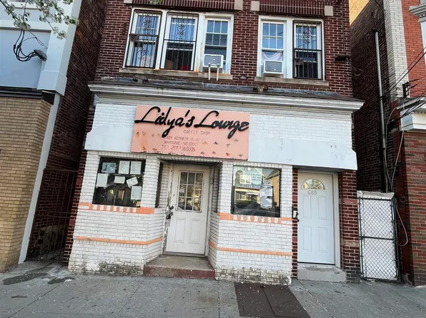 689 Kennedy Boulevard image 1 of 24