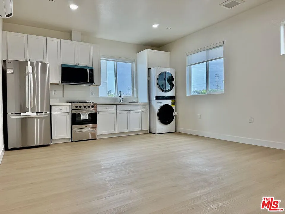 2 bed, 2.0 bath, 762 sqft, $2,300 — Photo 2