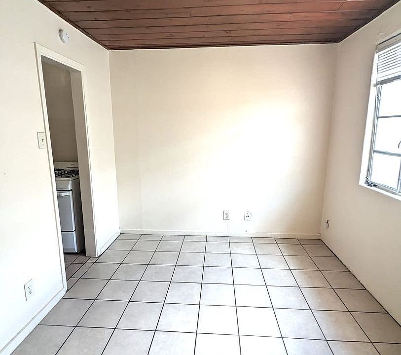 1st image of 1024 Alvarado Dr SE Unit 4