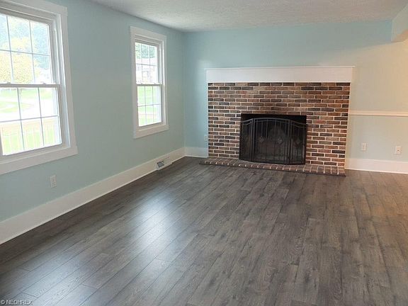 2nd image of 395 Stonewood St