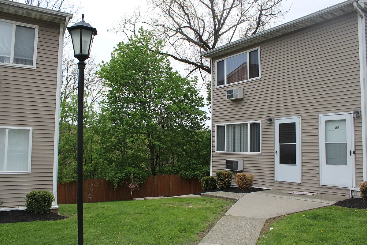 Building Photo - 8 Fishkill Glen Dr #A