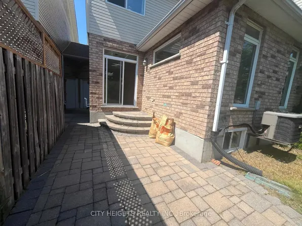 555 Grasslands Ct, Waterloo, ON N2V 2R5