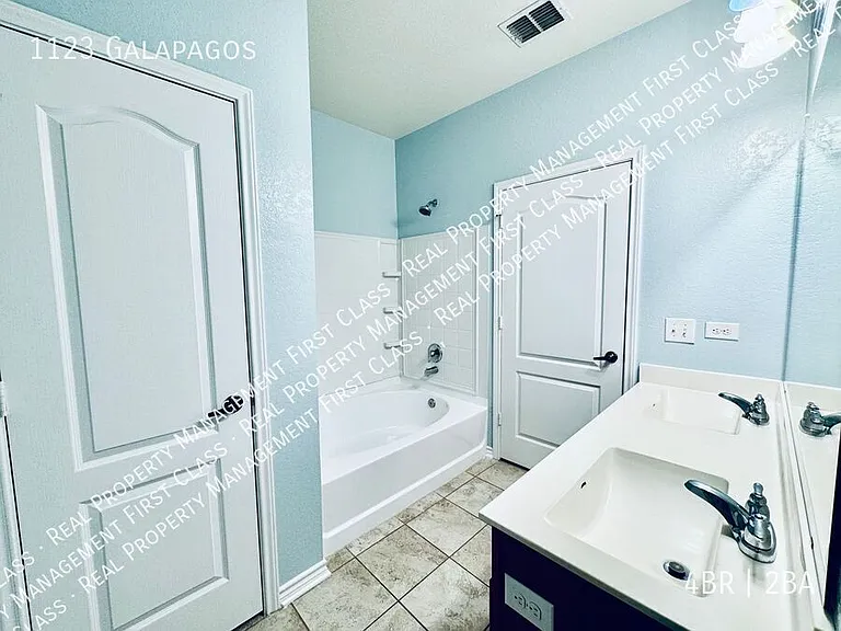 1123 Galapagos — Photo 7