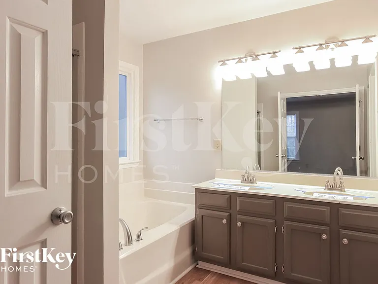 1792 Glenridge Dr — Photo 9