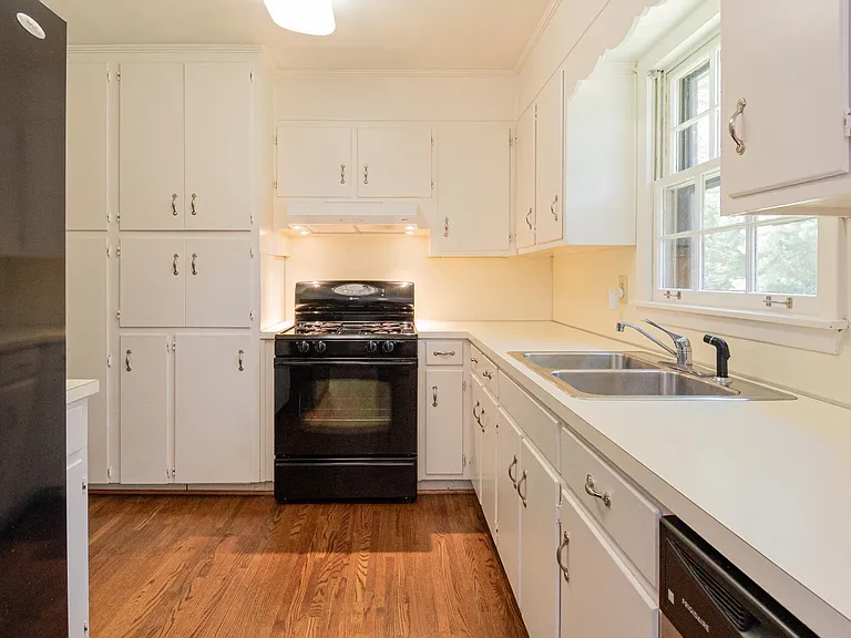 GALLEY KITCHEN WITH FURNISHED APPLIANCES (GAS STOVE)