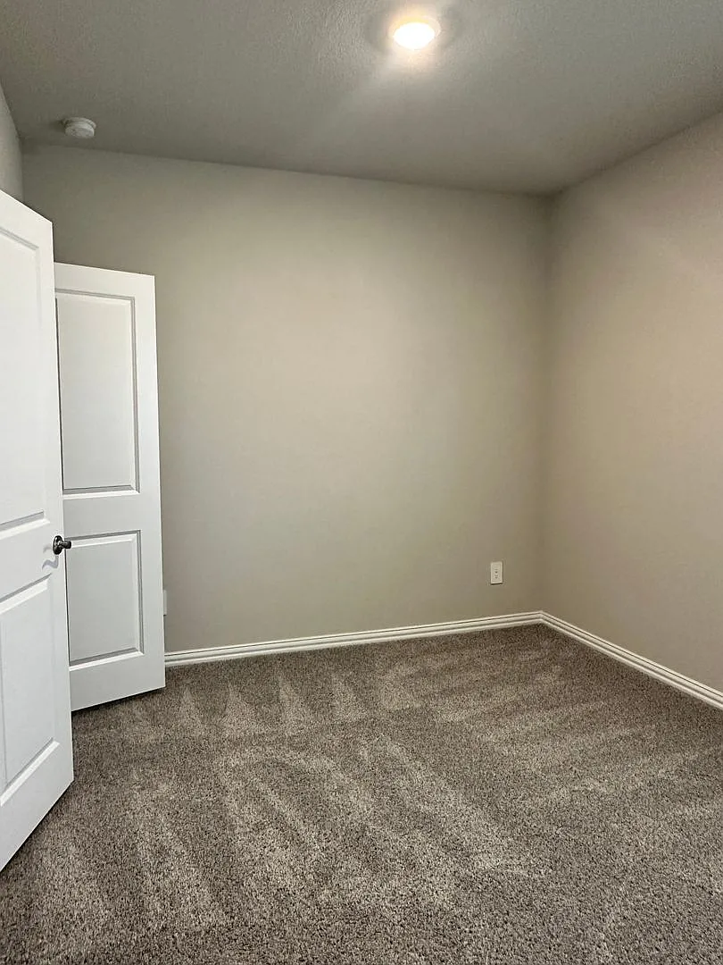 Single Family Home_3 Bed & 2 Bath — Photo 3
